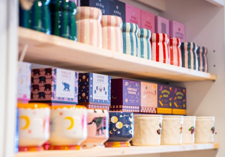 Prestatge amb tasses de colors i capses de te a Grün Casa i Regals
