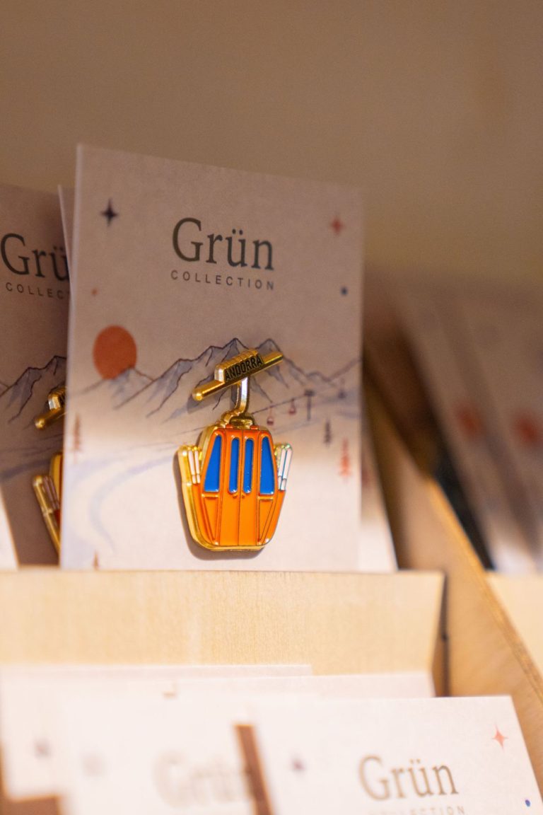 Pin esmaltat d'un telecabina taronja de la col·lecció Grün