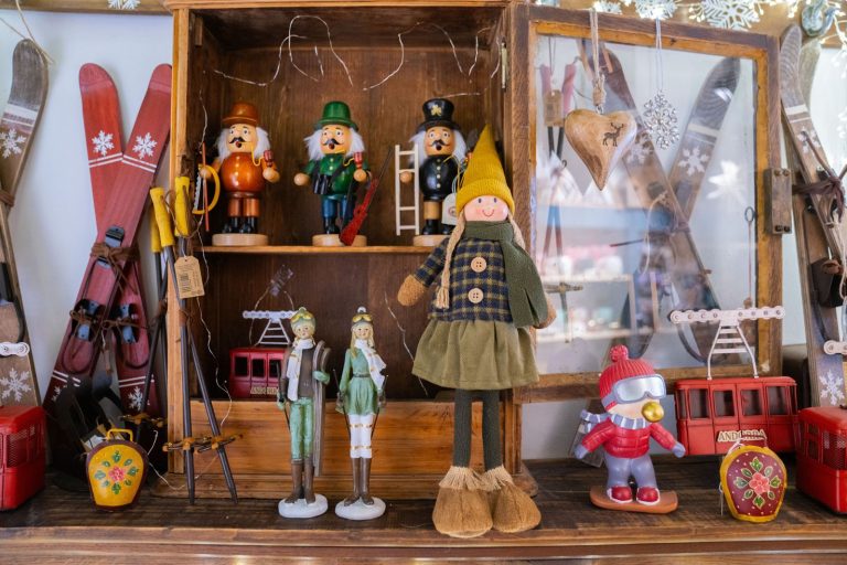 Vitrina amb esquís antics, figures de fusta i un telecabina en miniatura
