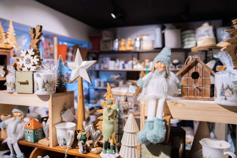 Prestatges amb figures d'hivern, estrelles i casetes de ceràmica a Grün Casa i Regals