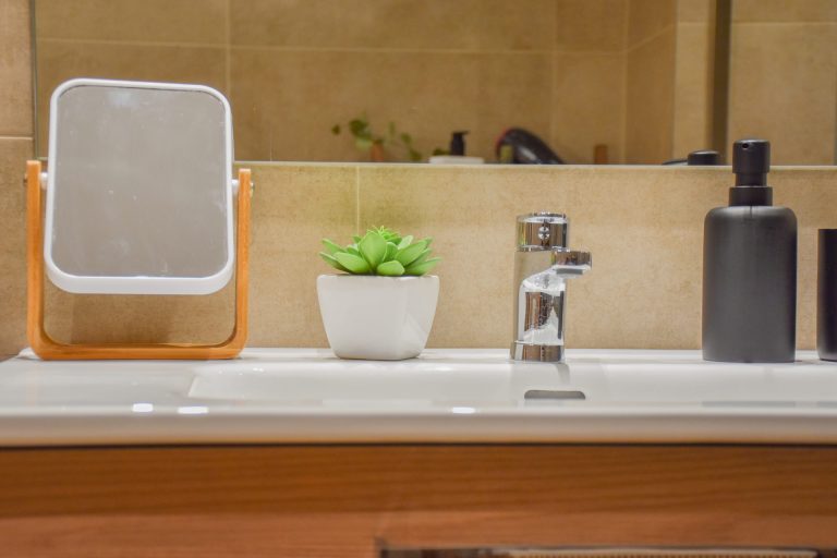 Bany amb lavabo, mirall i dutxa a l'apartament ROC de Grün Estudis, Pas de la Casa