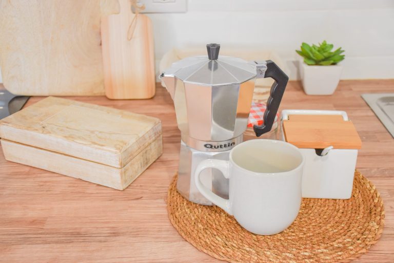 Cafetera italiana i tasses a la cuina a l'apartament ROC de Grün Estudis, Pas de la Casa